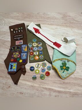 GIRL SCOUTS Lot (Badges, Patches, Sashes, Pins)